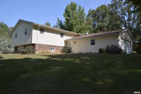 13 Woodland Ln, Macomb, IL 61455