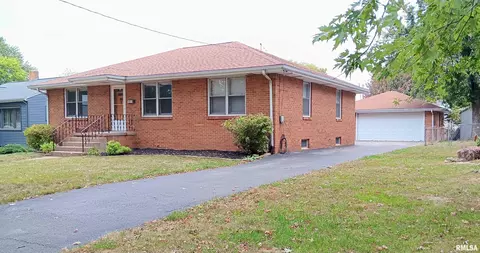 1011 Jefferson St, Pekin, IL 61554