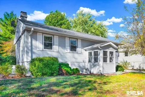 1905 Memorial Dr, Pekin, IL 61554