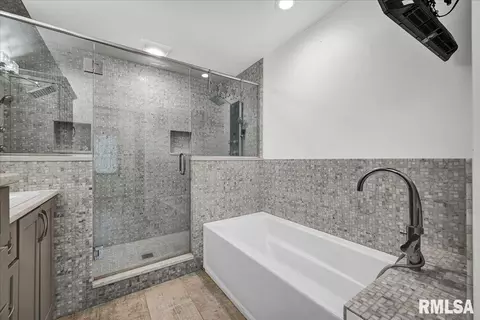 Bath - 9517 W Whittingham Pt, Mapleton, IL 61547 photo 5 of 6