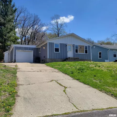 714 Monge Ave, Pekin, IL 61554