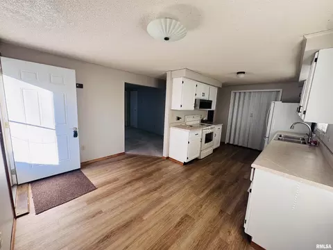 Entry Way - 1625 E Murray St, Macomb, IL 61455 photo 1 of 1