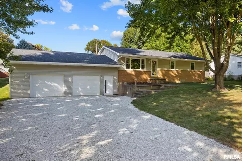 719 Schilpp Ct, Hopedale, IL 61747