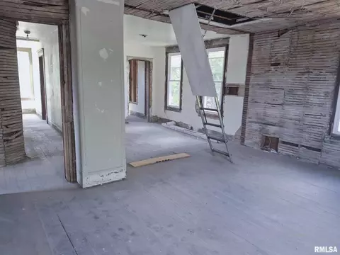 Entry Way - 624 S Main St, Canton, IL 61520 photo 6 of 6