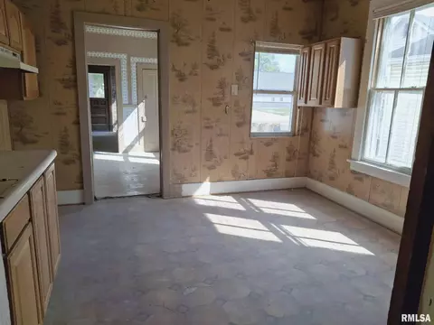 Entry Way - 624 S Main St, Canton, IL 61520 photo 4 of 6