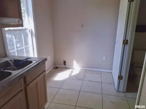 Entry Way - 624 S Main St, Canton, IL 61520 photo 5 of 6