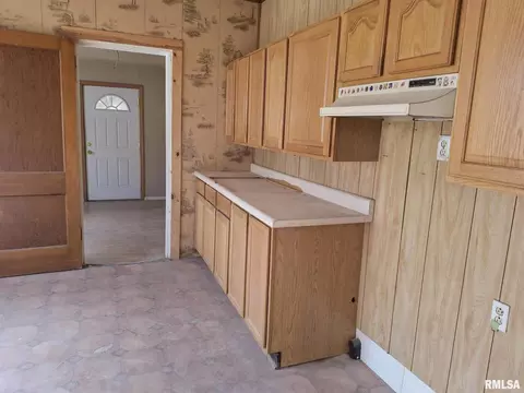 Entry Way - 624 S Main St, Canton, IL 61520 photo 2 of 6