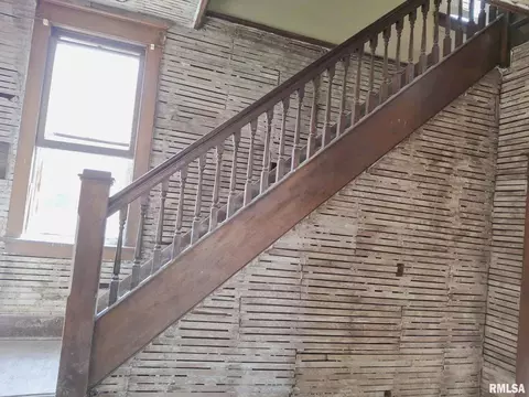 Entry Way - 624 S Main St, Canton, IL 61520 photo 1 of 6