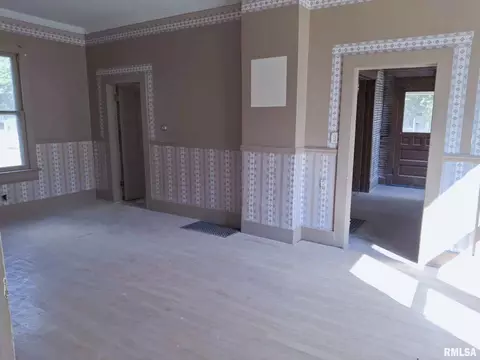 Living - 624 S Main St, Canton, IL 61520 photo 2 of 5
