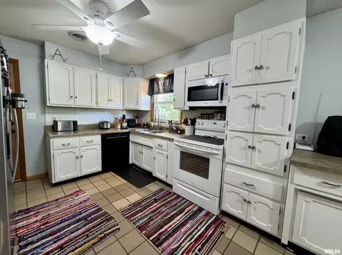 146 Holden Ter, Macomb, IL 61455 photo 10