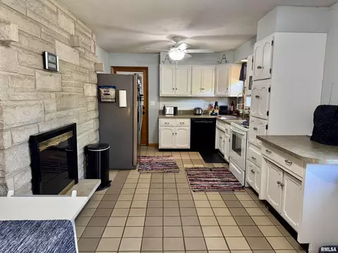 146 Holden Ter, Macomb, IL 61455 photo 9