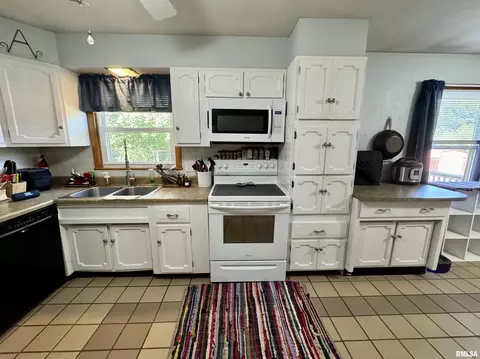 146 Holden Ter, Macomb, IL 61455 photo 11