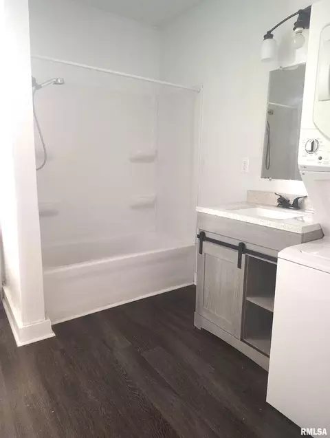 Bath - 620 E Ash St, Canton, IL 61520 photo 1 of 2