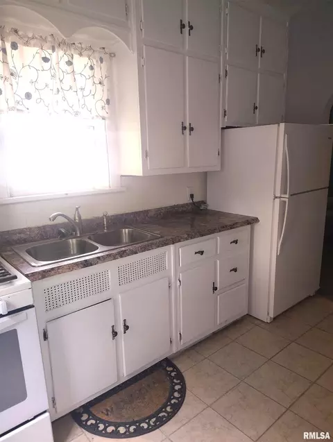 Kitchen - 620 E Ash St, Canton, IL 61520 photo 2 of 2