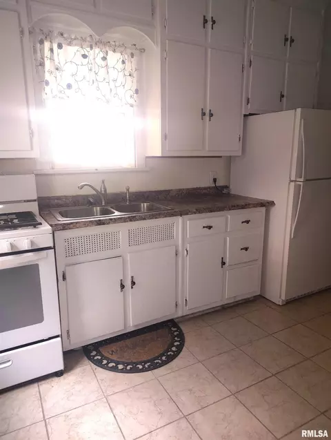 Kitchen - 620 E Ash St, Canton, IL 61520 photo 1 of 2