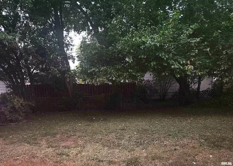 Exterior - 620 E Ash St, Canton, IL 61520 photo 2 of 3