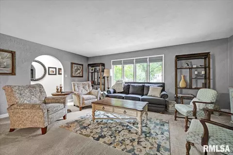 Living - 306 Arbor Vitae Dr, Germantown Hills, IL 61548 photo 2 of 3