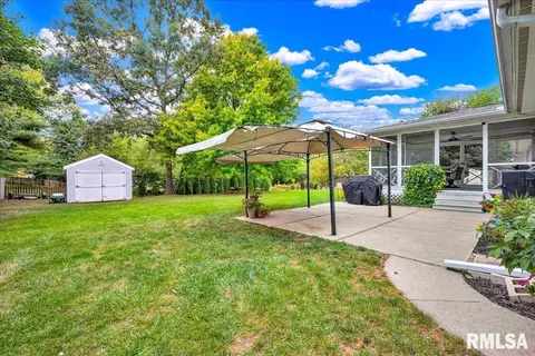 Exterior - 306 Arbor Vitae Dr, Germantown Hills, IL 61548 photo 6 of 9