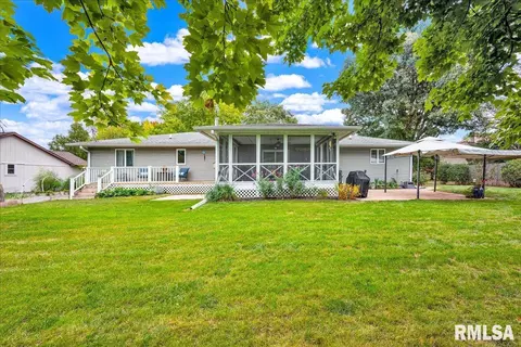 Exterior - 306 Arbor Vitae Dr, Germantown Hills, IL 61548 photo 7 of 9