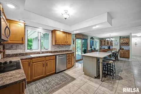 Kitchen - 306 Arbor Vitae Dr, Germantown Hills, IL 61548 photo 4 of 5