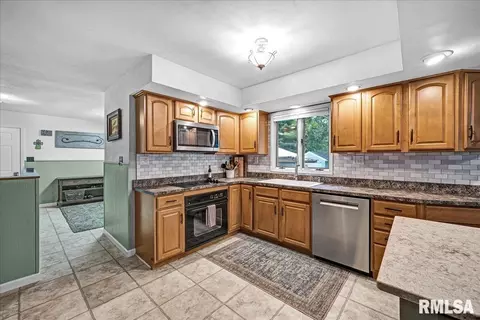 Kitchen - 306 Arbor Vitae Dr, Germantown Hills, IL 61548 photo 5 of 5