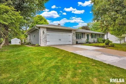 Exterior - 306 Arbor Vitae Dr, Germantown Hills, IL 61548 photo 5 of 9
