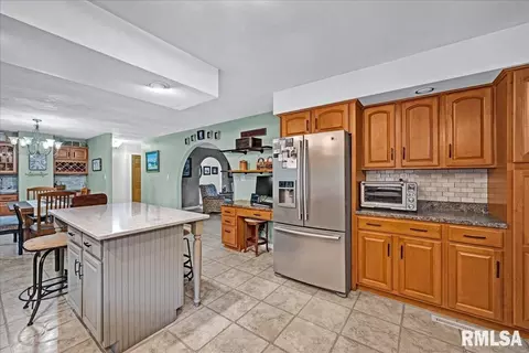 Kitchen - 306 Arbor Vitae Dr, Germantown Hills, IL 61548 photo 3 of 5