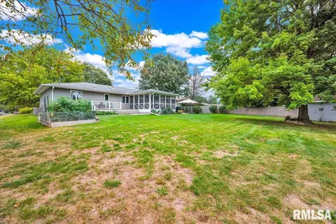 Exterior - 306 Arbor Vitae Dr, Germantown Hills, IL 61548 photo 8 of 9
