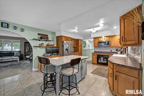 Kitchen - 306 Arbor Vitae Dr, Germantown Hills, IL 61548 photo 2 of 5