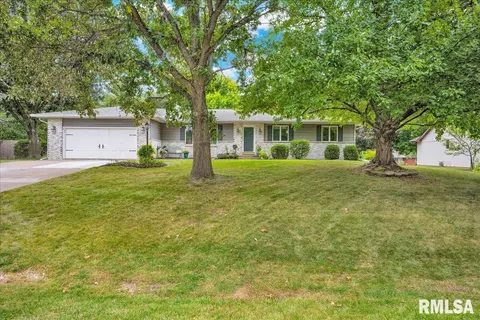 306 Arbor Vitae Dr, Germantown Hills, IL 61548