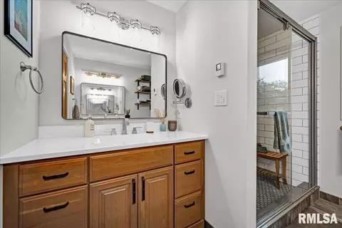 Bath - 306 Arbor Vitae Dr, Germantown Hills, IL 61548 photo 2 of 6