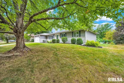 Exterior - 306 Arbor Vitae Dr, Germantown Hills, IL 61548 photo 4 of 9
