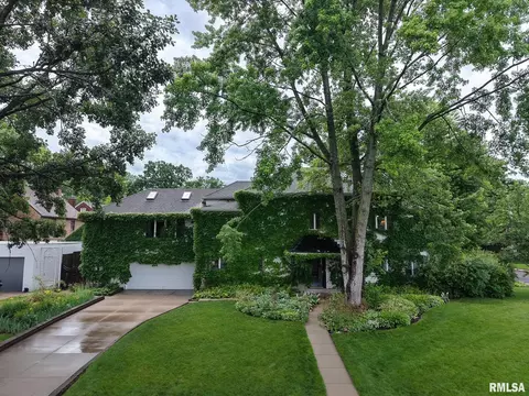 102 W Crestwood Dr, Peoria, IL 61614