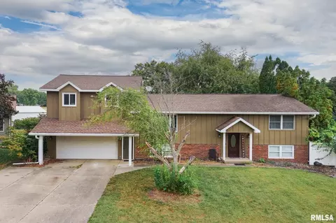 207 Heritage Ct, Delavan, IL 61734