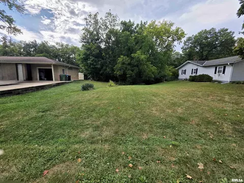 405 Sherwood Park Rd, Washington, IL 61571