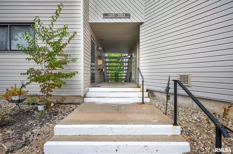 7223 N Lakeside Ct, Peoria, IL 61614
