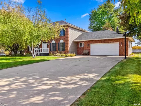 222 W Southgate Dr, Elmwood, IL 61529