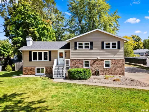 305 Arbor Vitae Dr, Germantown Hills, IL 61548