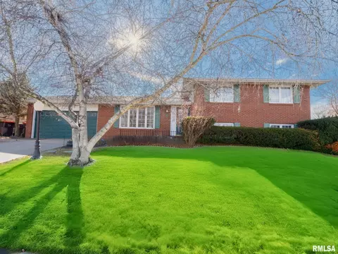3352 W Lexington Ct, Peoria, IL 61615