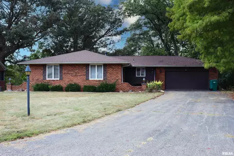 32 Olympia Fields Dr, Pekin, IL 61554