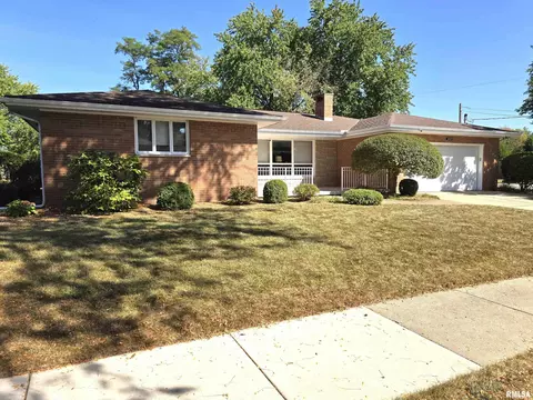 2437 Willow St, Pekin, IL 61554