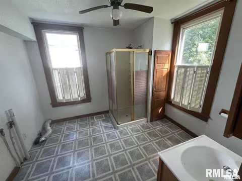 552 E Locust St, Canton, IL 61520 photo 10