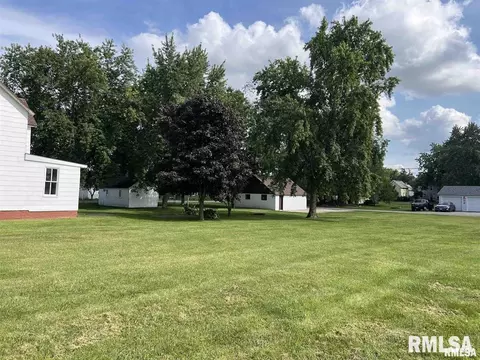 552 E Locust St, Canton, IL 61520 photo 4