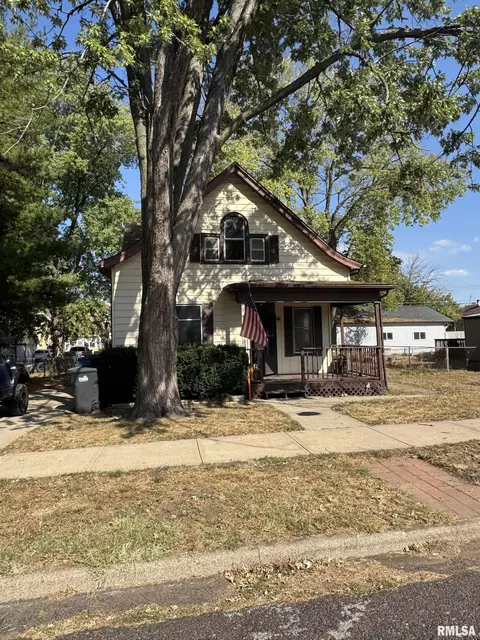 923 Charlotte St, Pekin, IL 61554