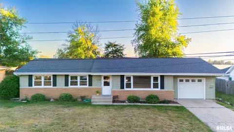 320 Oakwood Cir, Washington, IL 61571