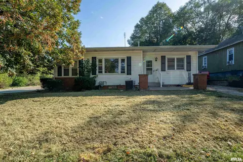 334 W Birch St, Canton, IL 61520