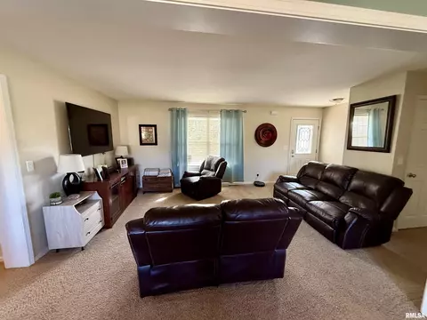 Living - 1601 Greenview Dr, Eureka, IL 61530 photo 2 of 6