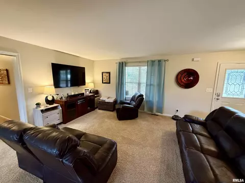 Living - 1601 Greenview Dr, Eureka, IL 61530 photo 5 of 6