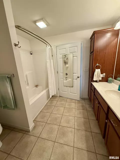 Bath - 1601 Greenview Dr, Eureka, IL 61530 photo 2 of 3