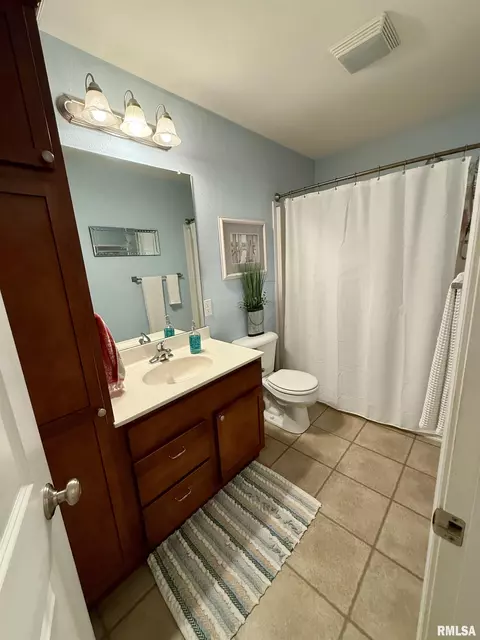 Bath - 1601 Greenview Dr, Eureka, IL 61530 photo 3 of 3